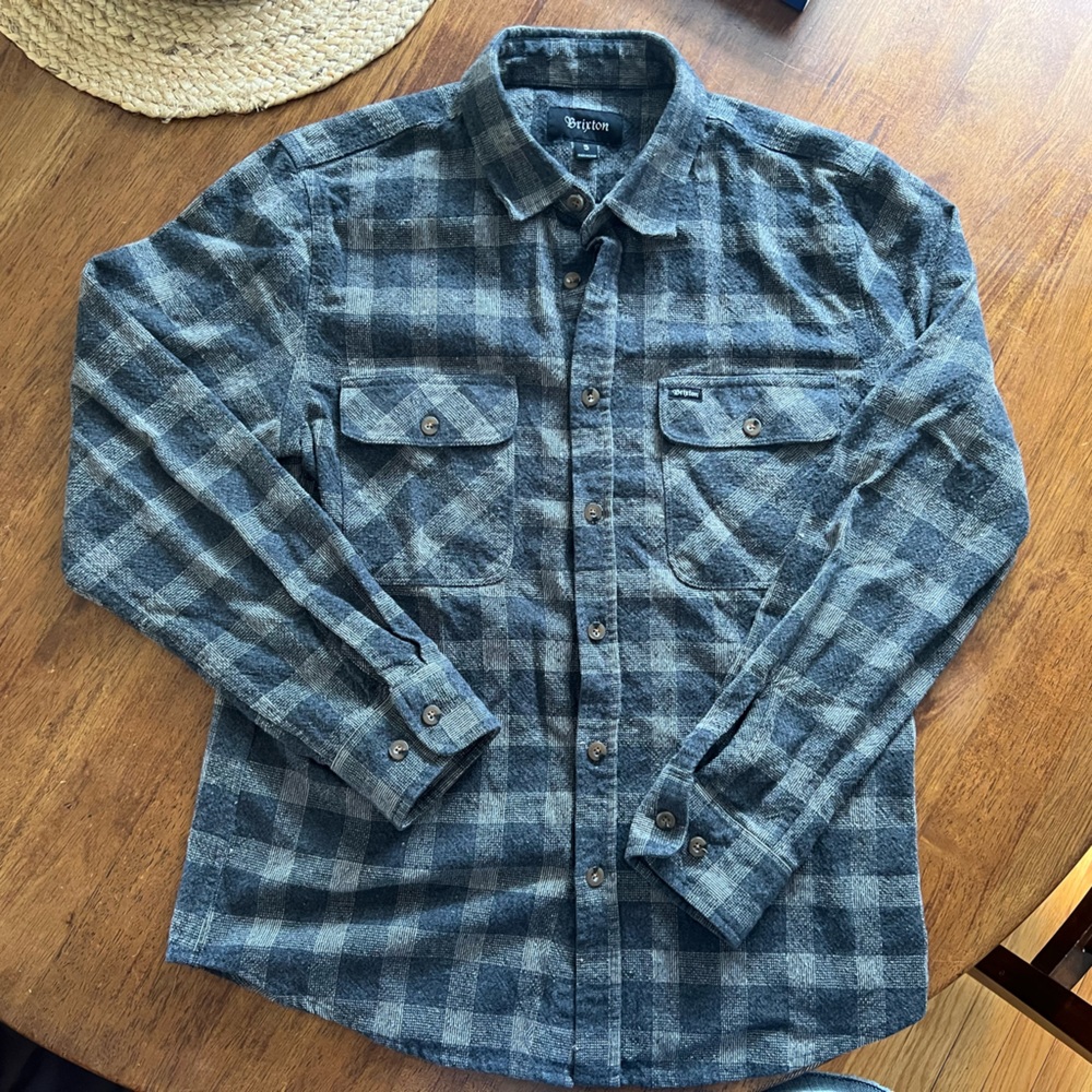 Men’s Brixton flannel. Small. Dark gray/tan.